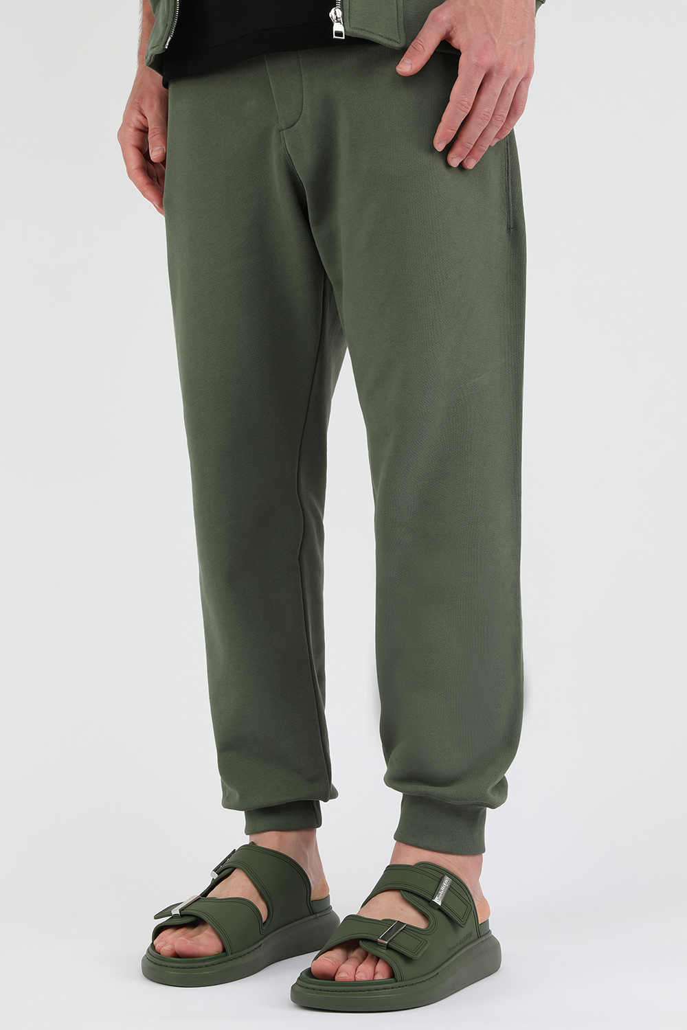 תמונת כל הלוק של סנדלי גומי ירוקים